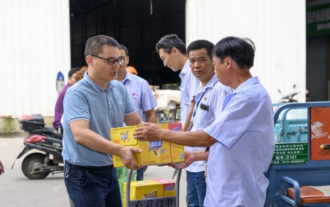 嘉兴市财贸工会主席陈云建到K8凯发农产品公司慰问基层员工