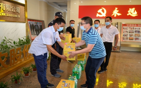 嘉兴市财贸工会主席陈云建到K8凯发农产品公司慰问基层员工